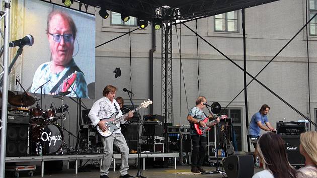 Kulturní léto v GASK uzavřel koncert skupiny Olympic.