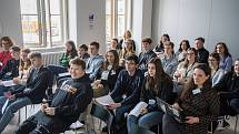 Ze setkání středoškoláků s názvem 30 pod 30 live v Knihovně Kutná Hora.
