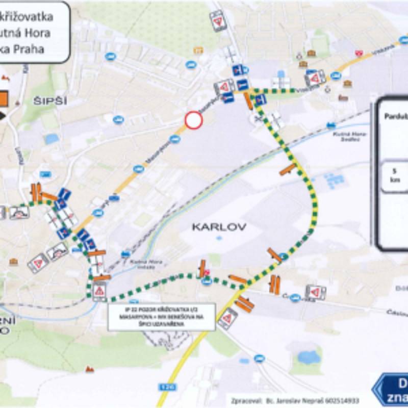 Vyznačená objížďka kvůli stavbě kruhového objezdu na křižovatce ulic Masarykova a Benešova v Kutné Hoře.
