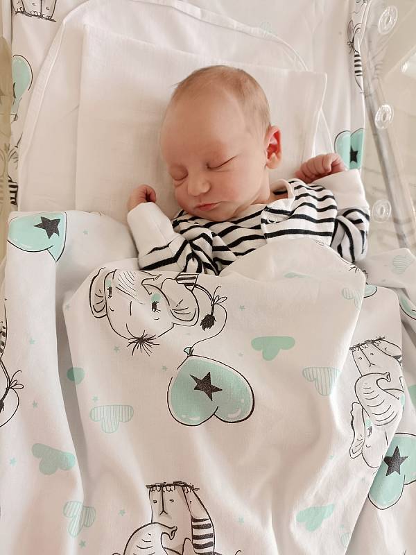 Šimon Čakovský se narodil 10. července 2022 ve 22.01 hodin v čáslavské porodnici. Vážil 3360 gramů a měřil 50 centimetrů. Domů do Zbyslavi si ho odvezli maminka Klára a tatínek Milan.