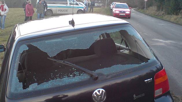Řidiče, co ukradl Volkswagen Golf ve Zruči nad Sázavou, zastavil u Licoměrska až výstřel z policejní pistole.