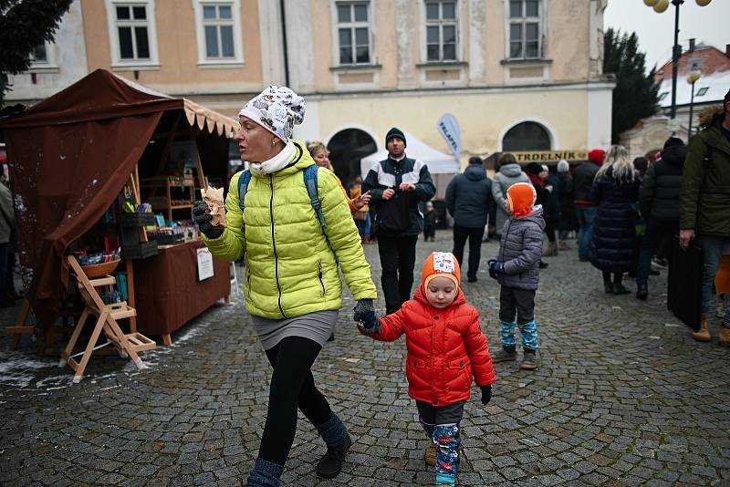 Řemeslný trh na kutnohorském Palackého náměstí.