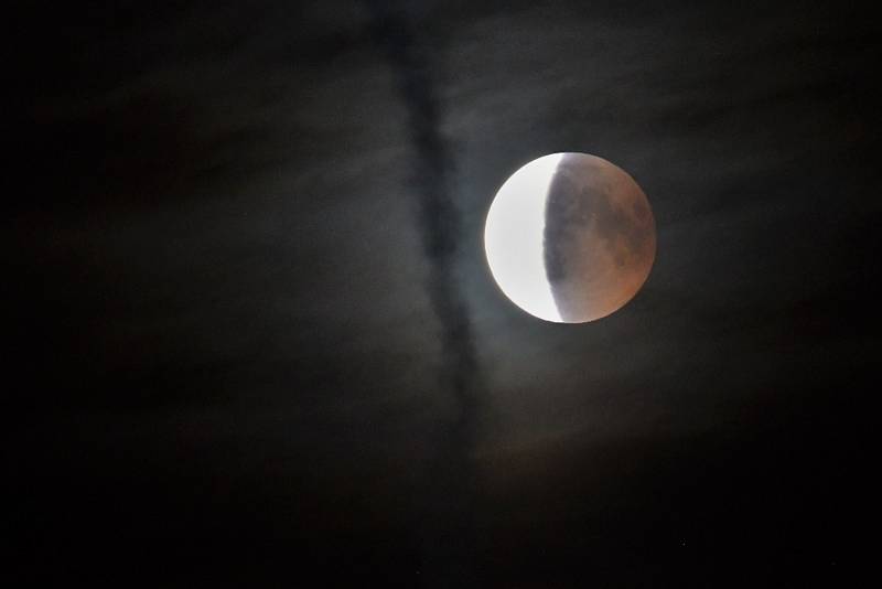 Zatmění Měsíce 27.7.2018, jak bylo vidět v Kácově.