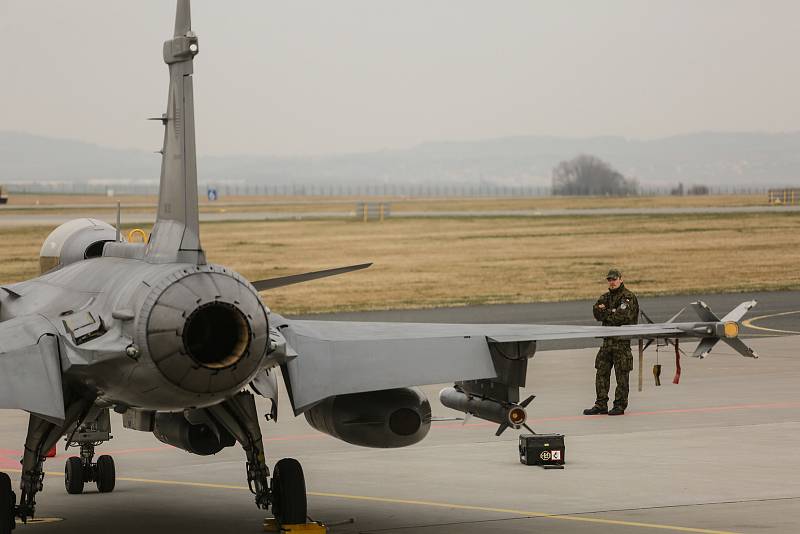 Z odletu čtyř letounů JAS 39 Gripen z čáslavské vojenské základny do Pobaltí.