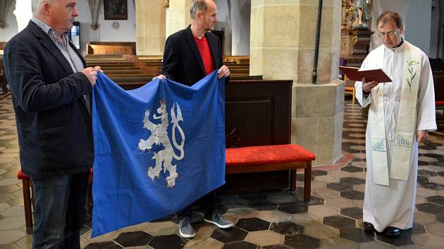 Čáslav má novou vlajku, požehnána byla v kostele sv. Petra a Pavla