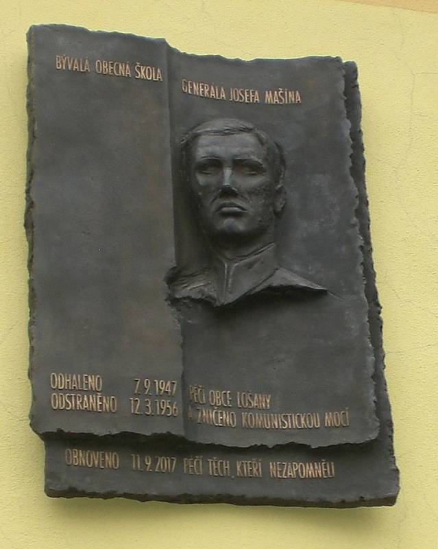 Pamětní deska na obecním úřadě v Lošanech.