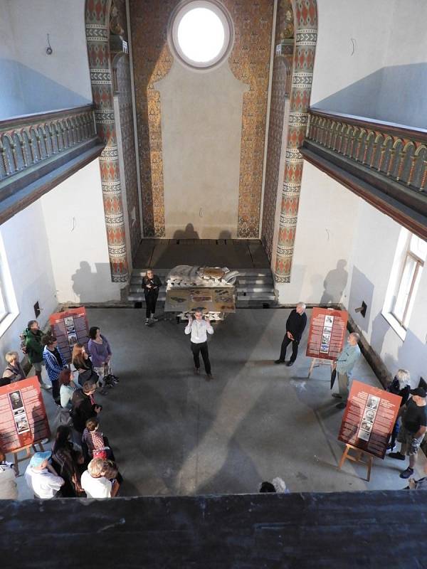 Výstava návštěvníkům přiblížila na osmi panelech historii a osudy místní židovské komunity a také příběh samotné synagogy.