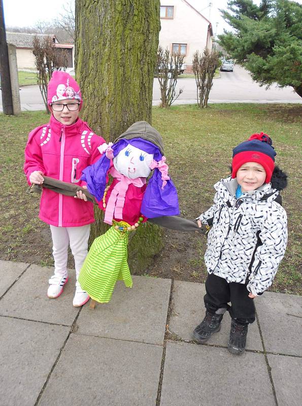 Děti přivítaly v Záboří nad Labem jaro