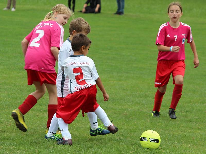 Z fotbalového turnaje mladších přípravek v Tupadlech: FK Čáslav dívky - TJ Star Tupadly 9:1.