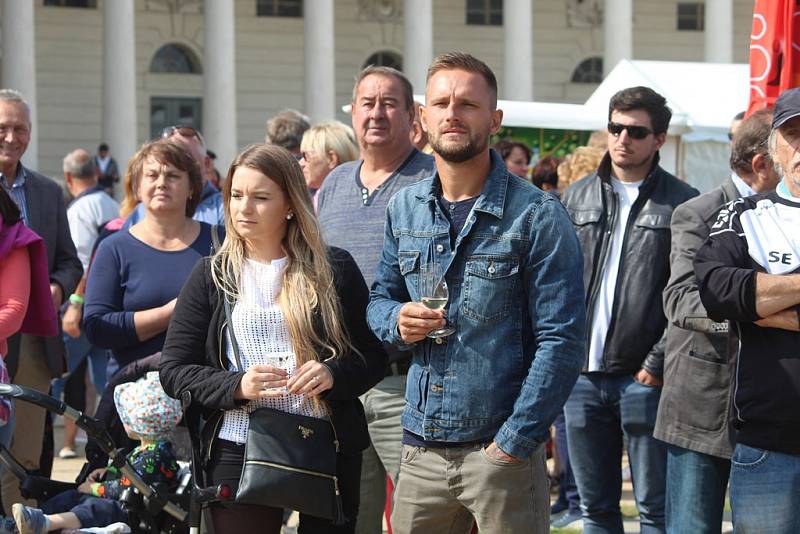 Vinobraní na Kačině přilákalo i letos davy návštěvníků