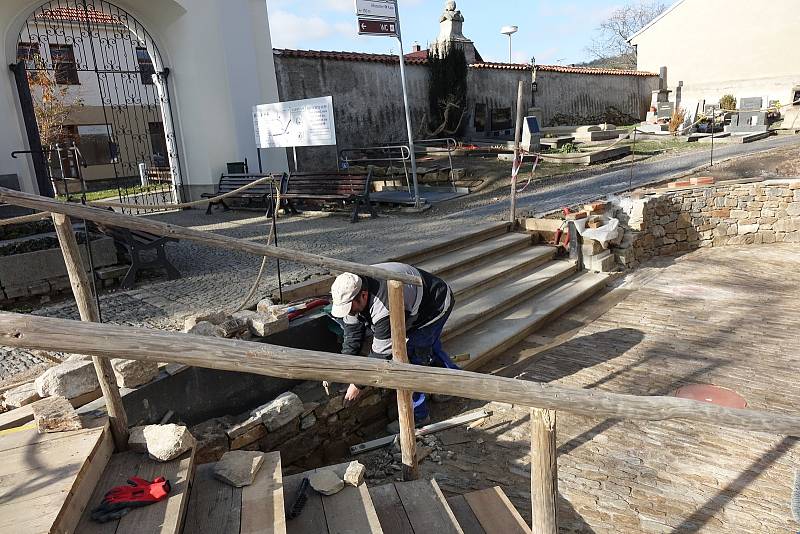 Oprava sedlecké kostnice nabírá zpoždění, práce však pokračují.