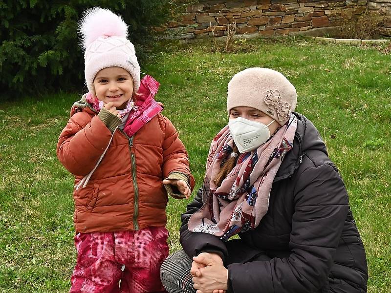 Ze setkání věřících na Velký pátek na zahradě Komunitního centra svatého Jiljí v Uhlířských Janovicích.