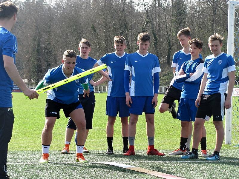 Z testování mladých fotbalistů v Čáslavi za účasti bývalého reprezentanta Tomáše Ujfalušiho.