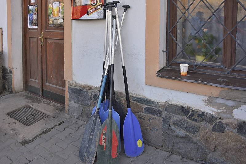 Dobrovolníci pokračují v úklidu řeky Sázavy