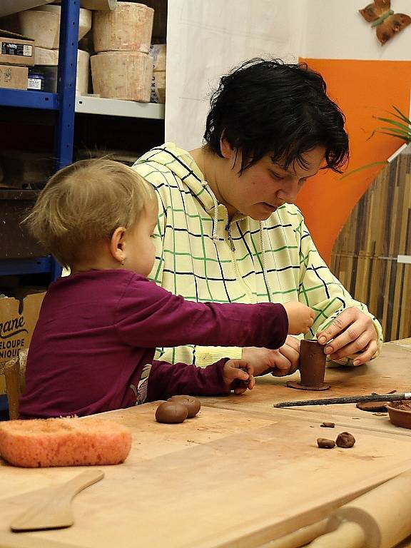 Maminky s dětmi si vyzkoušely tvoření z keramiky