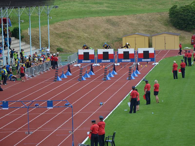 Z krajské soutěže v požárním sportu profesionálních a dobrovolných hasičů na stadionu Olympia v Kutné Hoře.