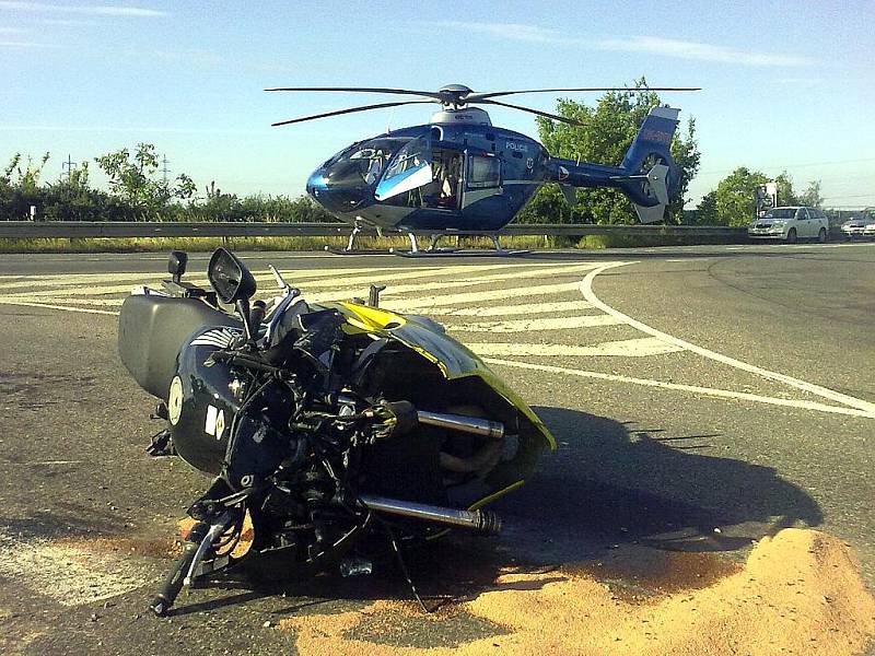 Nehoda motocyklu a osobního auta nedaleko Malína. 17. 6. 2010