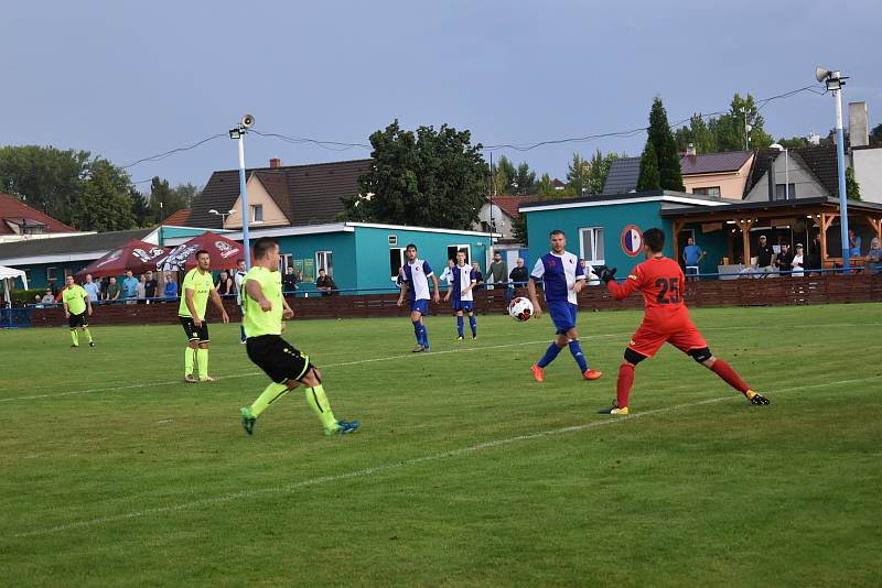 Pšovka Mělník (v modrobílém) - Hlízov 0:2. Zápas I. A třída, skupiny 22. srpna 2020.