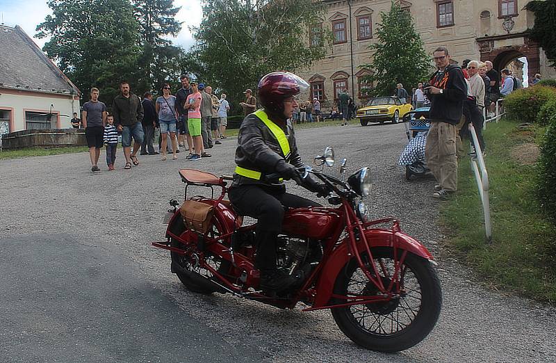 Ratajský kopec znovu zdolávaly desítky historických vozidel.