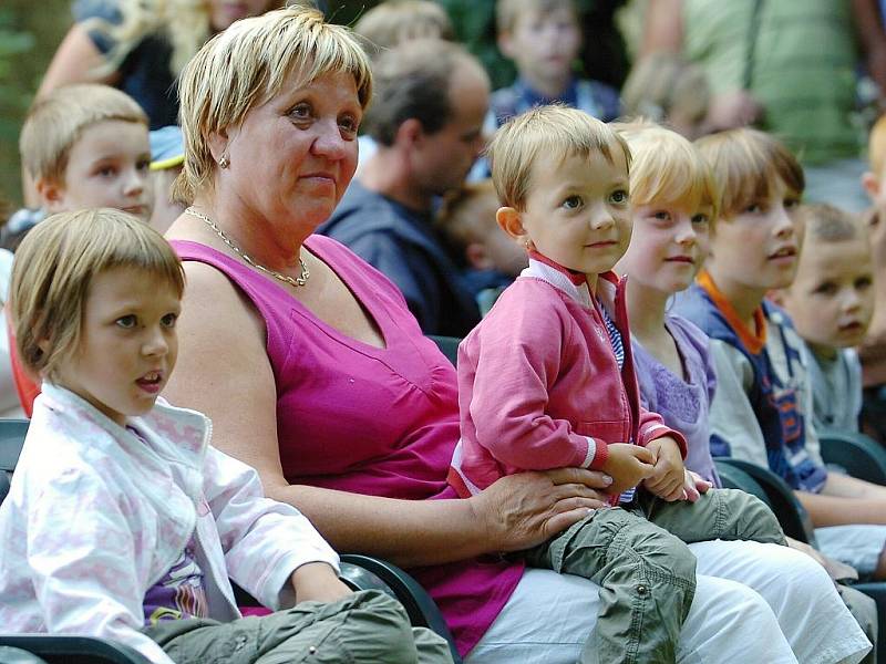 Představení Divadélka Kůzle zhlédly děti ve středu v parku U Tří pávů v Kutné Hoře.