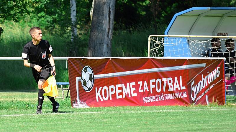 Semifinále středočeské Ligy mistrů OFS 2021 mezi domácím Sokolem Kaňk (ve fialovém) proti Slavii Velký Borek.