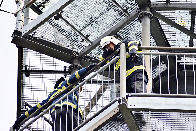 Na kopci Vysoká u Kutné Hory změřili síly hasiči v soutěži ve výstupu na místní rozhlednu.