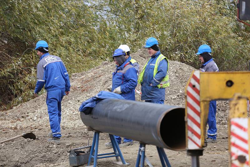 V rámci výstavby obchvatu kolem obce Církvice začala přeložka ropovodu, dříve známého jako ropovod Družba