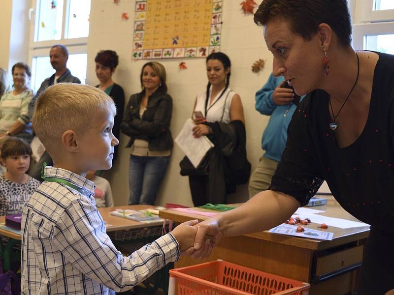 Ve Zbraslavicích přivítali prvňáčky žáci z deváté třídy.