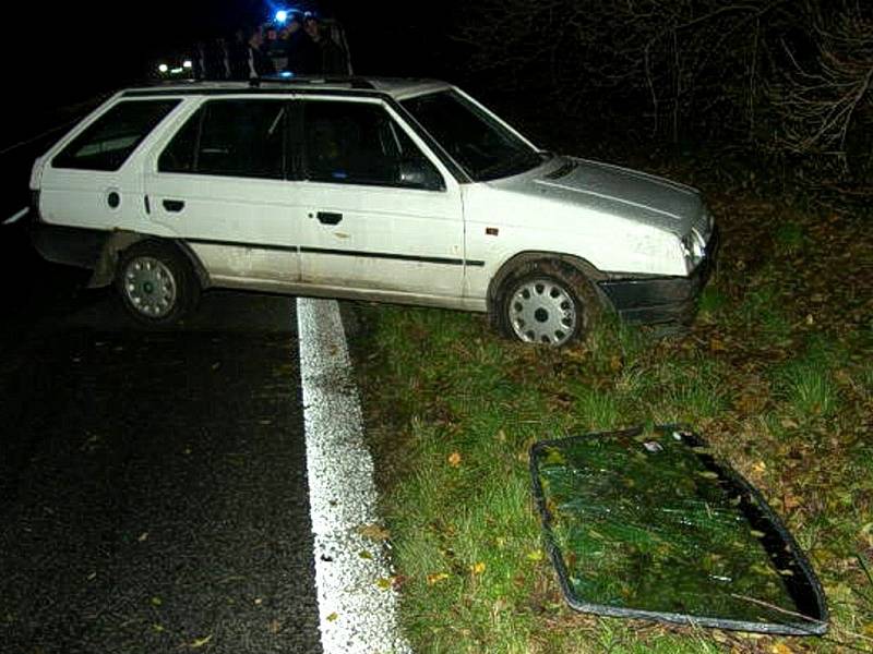 Štorkova Škoda Forman se při úhybném manévru převrátila na střechu a zpět na kola. Řidič vyvázal jen s pohmožděným ramenem.