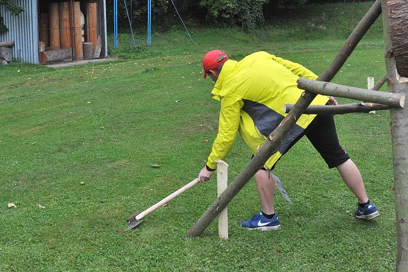 Závody v hodu oboustrannou sekerou v Ratajích nad Sázavou