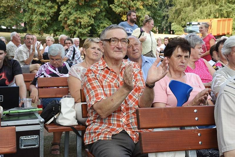 Koncert dechové kapely Křídlovanka hostil zámecký park ve Zruči nad Sázavou.