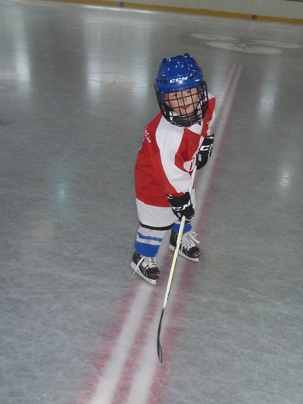 Čtyřletý Ondra pilně trénuje hokej a na zimní olympiádě bude fandit právě především českým hokejistům.
