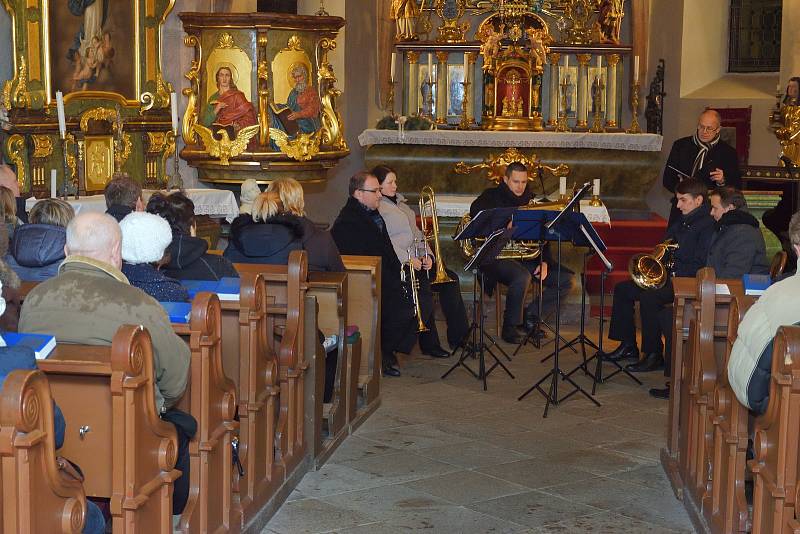 Tubicenes Caelis zahrálo také v kostele Povýšení svatého kříže ve Zruči.