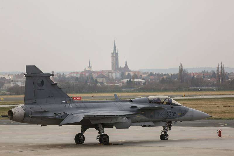 Z odletu čtyř letounů JAS 39 Gripen z čáslavské vojenské základny do Pobaltí.