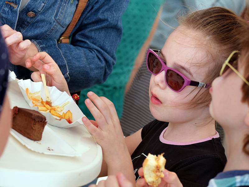 Téměř patnáct stovek milovníků dobrého jídla se vydalo v sobotu 1. dubna do Kutné Hory na I. Kutnohorský Mini Street Food Festival na terase Vily U Varhanáře.
