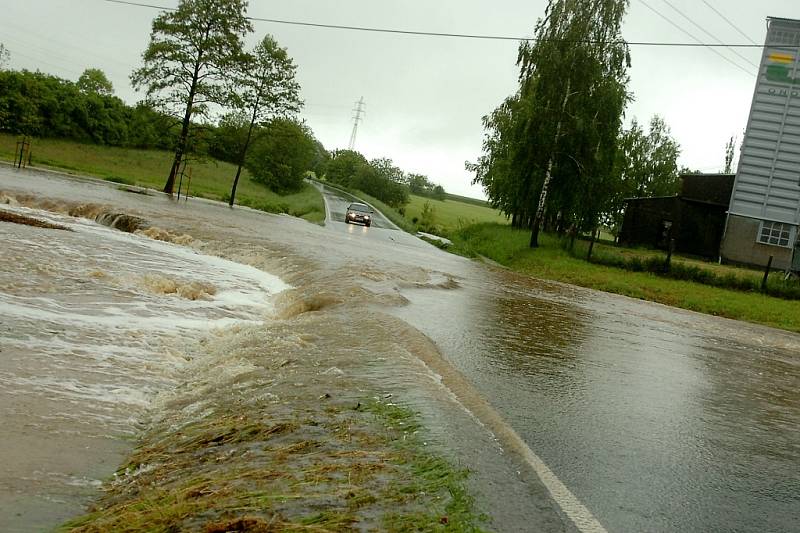 Zatopená vozovka v Onomyšli. 2.6.2013