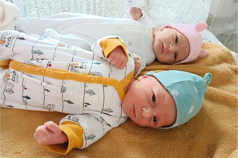 Dvojčátka Tyler a Stella Ferencovi přišli na svět 4. dubna 2022 v Čáslavi. Tyler se narodil s porodní váhou 2540 gramů a mírou 47 centimetrů v 9.03 hodin a Stella po porodu v 9.04 hodin vážila 2600 gramů a měřila 47 centimetrů. Domů do Chvaletic si je odv