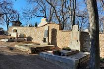 Oprava zřícené části zdi dělící starý a nový hřbitov U Všech svatých v Kutné Hoře.