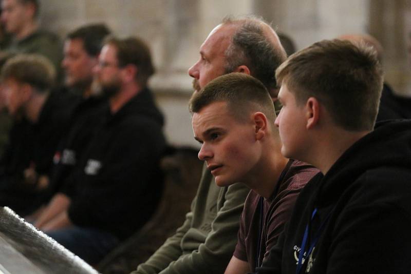 Zahájení mistrovství Evropy juniorů v lovu kaprů v chrámu svaté Barbory v úterý 24. května 2022.