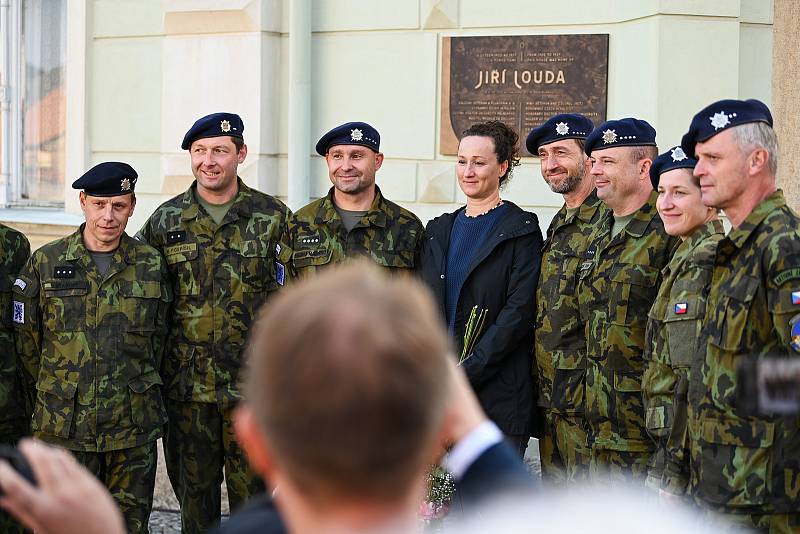 Z odhalení pamětní desky plukovníka Jiřího Loudy v Kutné Hoře 2. října 2021.