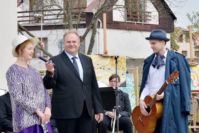 Prvomájový koncert pořádala Základní umělecká škola Uhlířské Janovice.