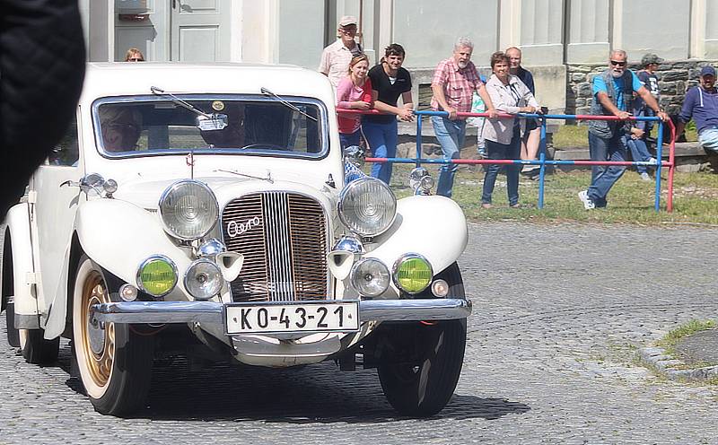 Ratajský kopec znovu zdolávaly desítky historických vozidel.