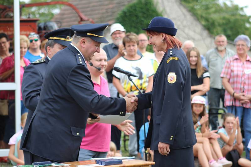 Z oslav 100 let od založení SDH Dobrovítov.