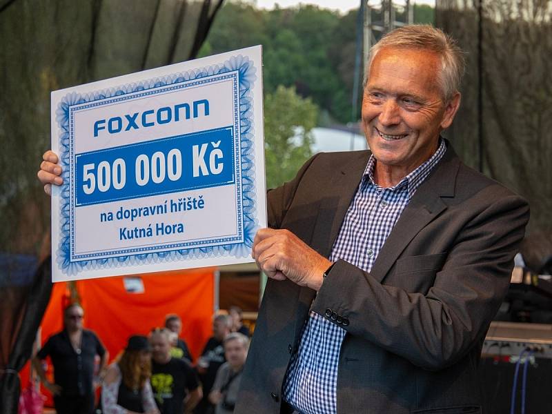 Fox festival v Kutné Hoře: starosta města Josefu Viktora se šekem na 500 tisíc korun určených na opravu dopravního hřiště.