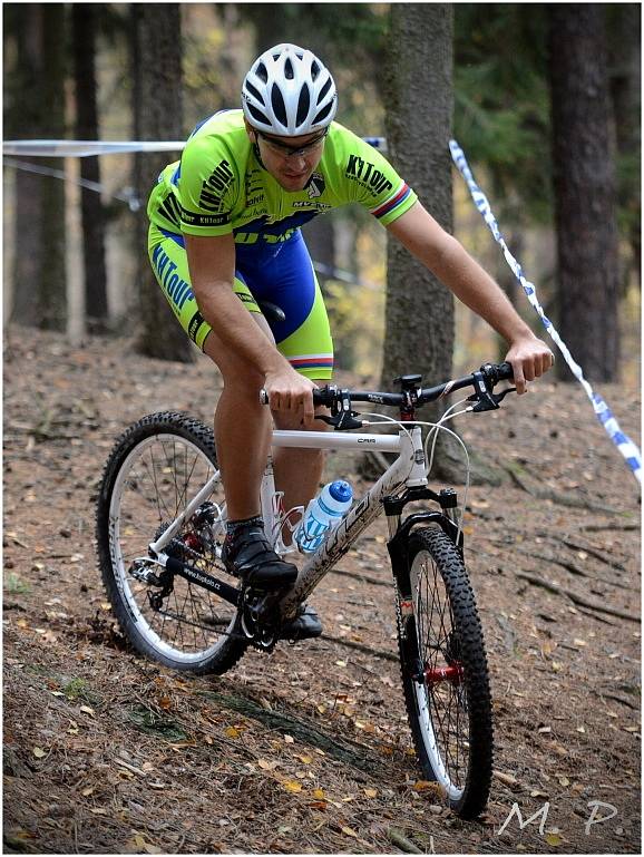 Trénink kutnohorské cyklistické stáje KH Tour Cycling Team pod kaňkovskou rozhlednou, 27. října 2013.