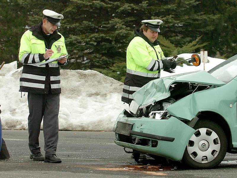 Srážka dvou osobních automobilů před ČKD v Kutné Hoře