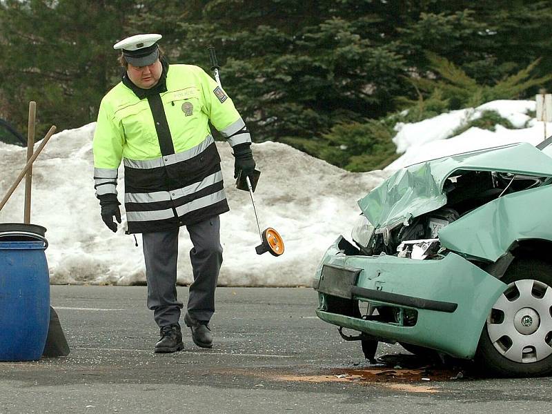 Srážka dvou osobních automobilů před ČKD v Kutné Hoře