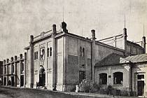 Znovuopravené Dusíkovo divadlo v Čáslavi po požáru v roce 1924.