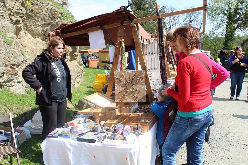 Velikonoční prohlídky ve Žlebech přilákaly davy návštěvníků.