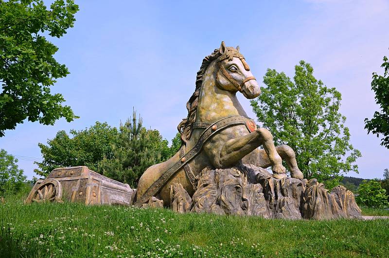 Sochy Michala Olšiaka: Kůň